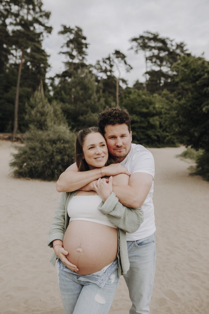 Emotionales Babybauch-Shooting mit natürlichem Licht und zeitlosem Sti